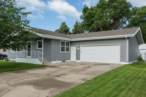 1612 E Omaha Dr, Bismarck, ND 58504 photo 1
