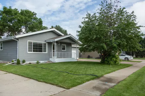 1612 E Omaha Dr, Bismarck, ND 58504 photo 2