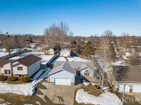 204 Calgary Ave E, Bismarck, ND 58503 photo 2