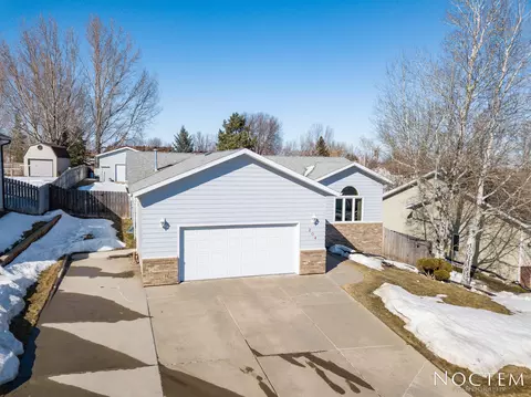 204 Calgary Ave E, Bismarck, ND 58503 photo 1