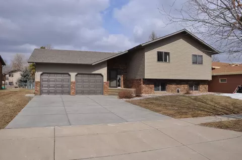 224 Wachter Ave, Bismarck, ND 58504 photo 1
