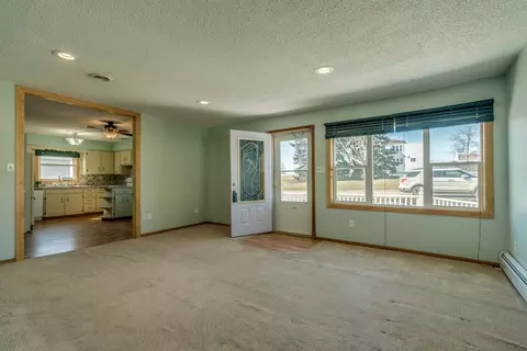 802 2nd Ave NW, Mandan, ND 58554 photo 3