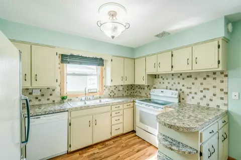 802 2nd Ave NW, Mandan, ND 58554 photo 5
