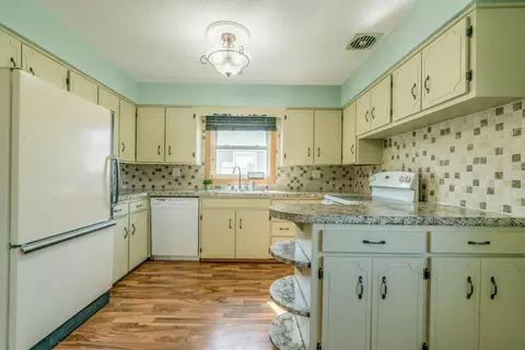 802 2nd Ave NW, Mandan, ND 58554 photo 4