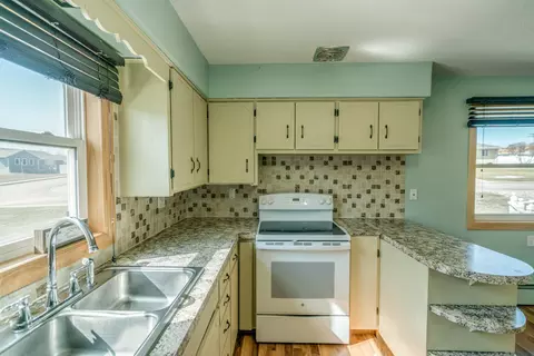 802 2nd Ave NW, Mandan, ND 58554 photo 6