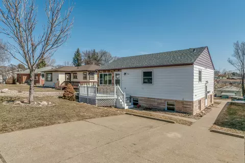 802 2nd Ave NW, Mandan, ND 58554 photo 1
