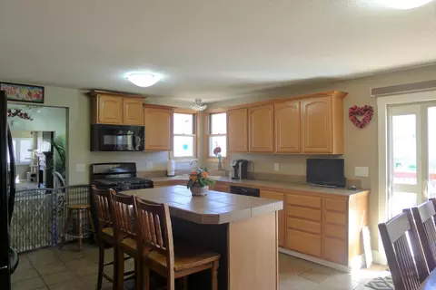 423 Mclean Ave, Wilton, ND 58579 photo 3