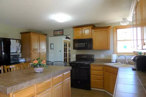 423 Mclean Ave, Wilton, ND 58579 photo 4