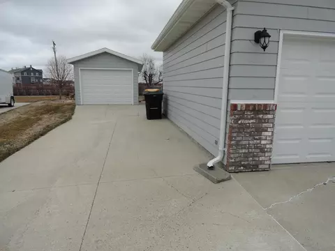 3201 Devon Dr, Bismarck, ND 58504 photo 2