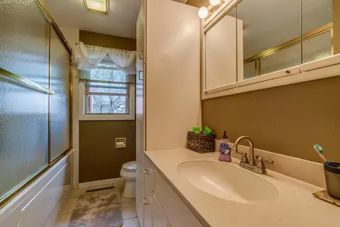 1527 E Omaha Dr, Bismarck, ND 58504 photo 11
