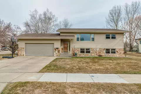 1527 E Omaha Dr, Bismarck, ND 58504 photo 1