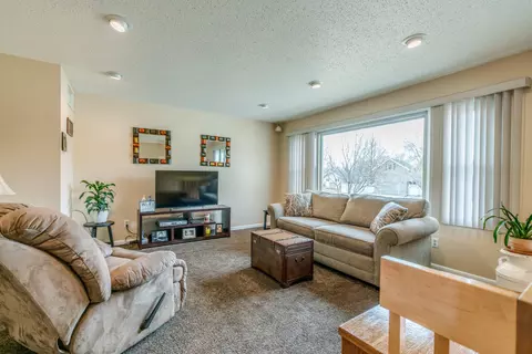 1527 E Omaha Dr, Bismarck, ND 58504 photo 2