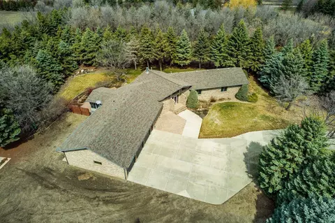 9546 Forest Dr, Bismarck, ND 58503 photo 3