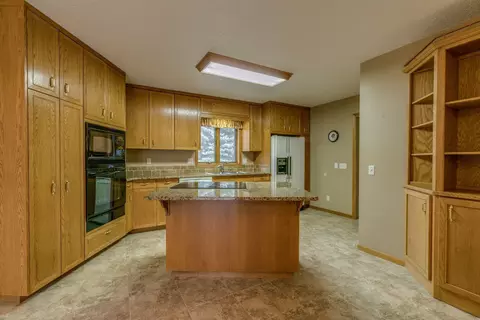 9546 Forest Dr, Bismarck, ND 58503 photo 11