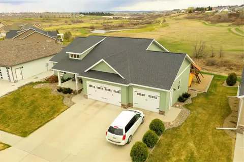 2025 Pebbleview Loop, Bismarck, ND 58501 photo 4
