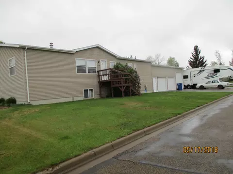 1119 Cherry Ln, Beulah, ND 58523 photo 2
