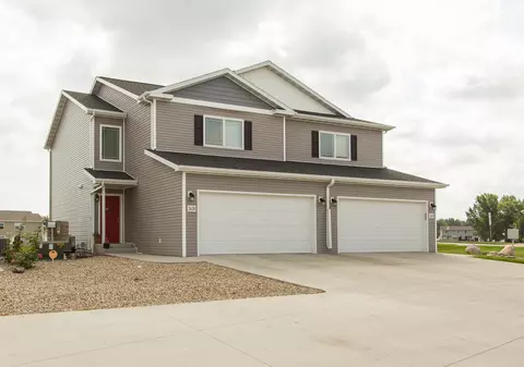2628 Douglas Pl SE, Mandan, ND 58554 photo 1