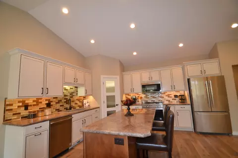 415 Buckskin Loop, Bismarck, ND 58503 photo 1