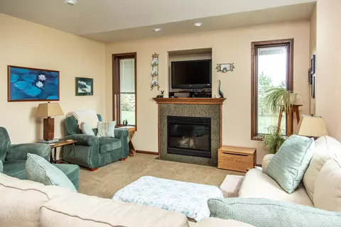 8024 Red Oak Dr, Bismarck, ND 58501 photo 4