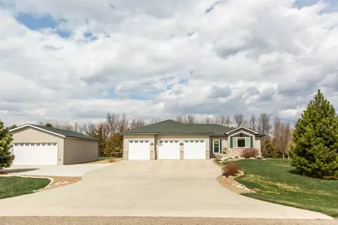 8024 Red Oak Dr, Bismarck, ND 58501 photo 2
