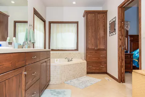 8024 Red Oak Dr, Bismarck, ND 58501 photo 20