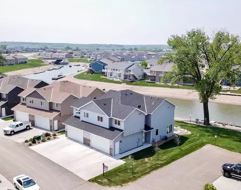 2451 Water Park Loop SE, Mandan, ND 58554 photo 1