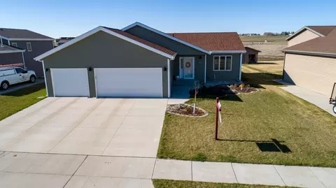 3464 Doubleday Dr, Bismarck, ND 58503 photo 2