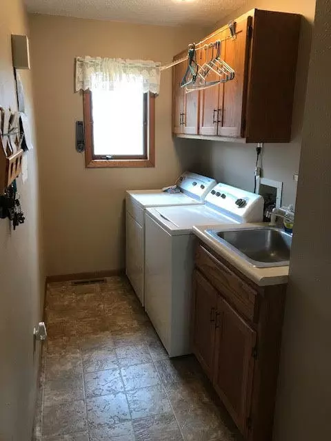 8100 Arcata Dr, Bismarck, ND 58503 photo 6