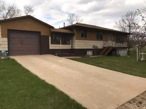 8100 Arcata Dr, Bismarck, ND 58503 photo 2