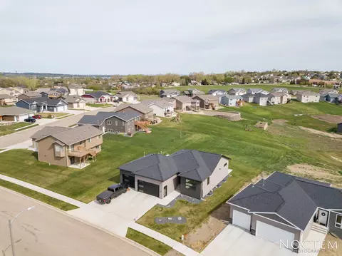 1604 Plains Bnd SE, Mandan, ND 58554 photo 2