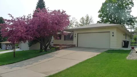 1238 E Coulee Rd, Bismarck, ND 58501 photo 1