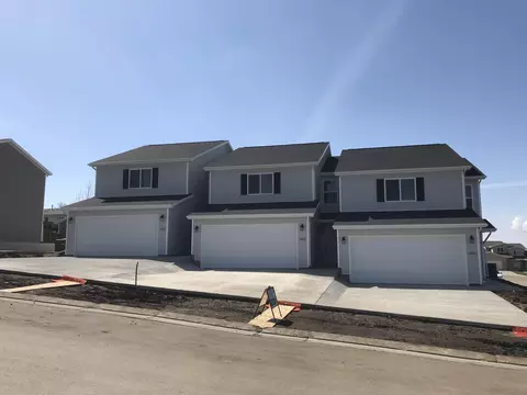 4525 Corvette St NW, Mandan, ND 58554 photo 2