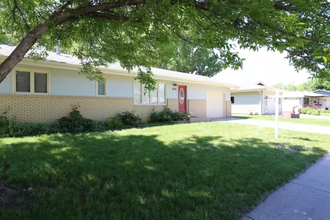 1616 Omaha Dr, Bismarck, ND 58504 photo 1