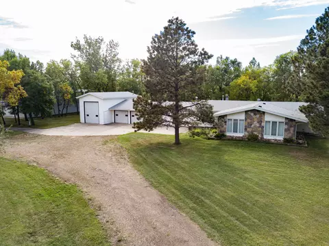 1811 Schaff Dr, Mandan, ND 58554 photo 2