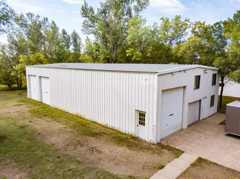 1811 Schaff Dr, Mandan, ND 58554 photo 4