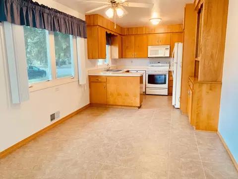 1907 Assumption Dr, Bismarck, ND 58501 photo 4