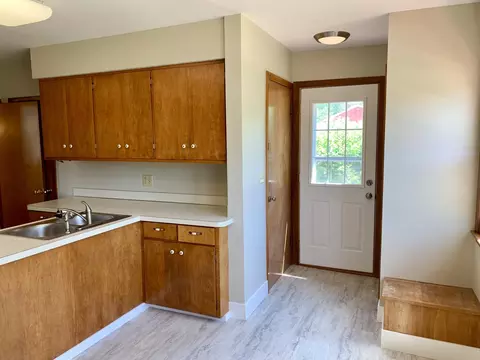 400 3rd Ave NW, Mandan, ND 58554 photo 2
