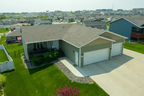 949 Yukon Dr, Bismarck, ND 58503 photo 1