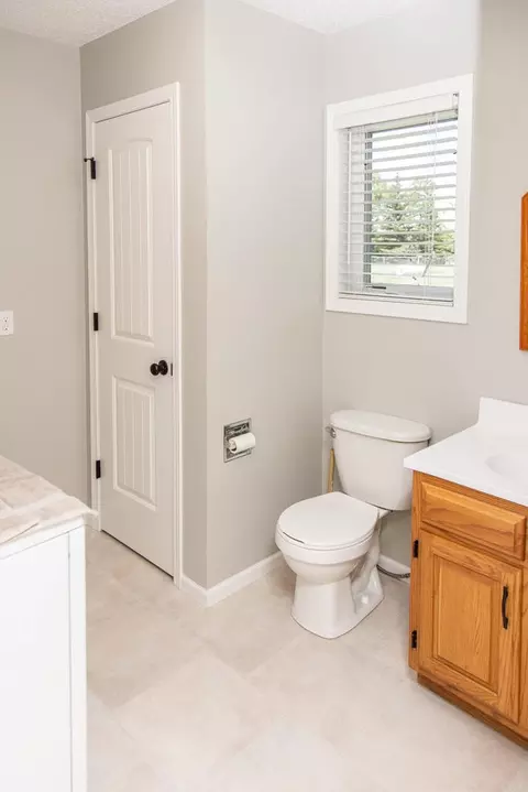 9520 Plainview Dr, Bismarck, ND 58503 photo 14