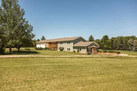9520 Plainview Dr, Bismarck, ND 58503 photo 2