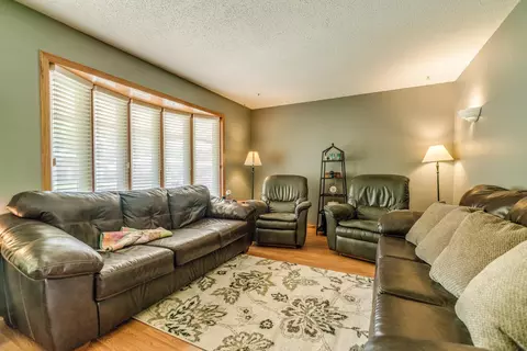 622 Meadow Ln, Bismarck, ND 58504 photo 3