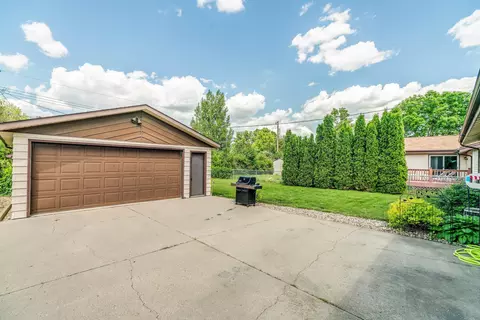 622 Meadow Ln, Bismarck, ND 58504 photo 2