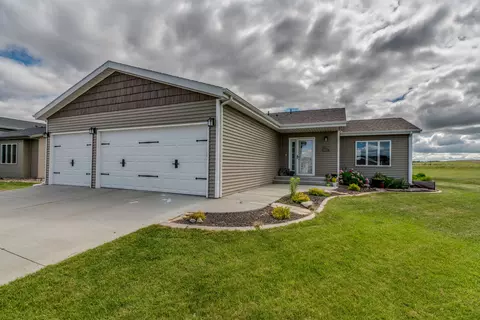 3225 Tyndale Cir, Bismarck, ND 58503 photo 1