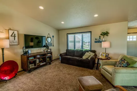 3225 Tyndale Cir, Bismarck, ND 58503 photo 10