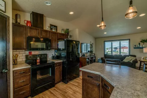 3225 Tyndale Cir, Bismarck, ND 58503 photo 8