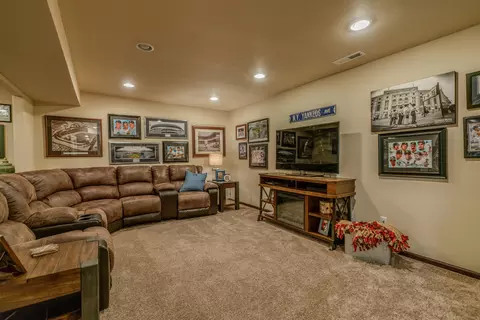 3225 Tyndale Cir, Bismarck, ND 58503 photo 30