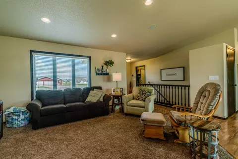 3225 Tyndale Cir, Bismarck, ND 58503 photo 4