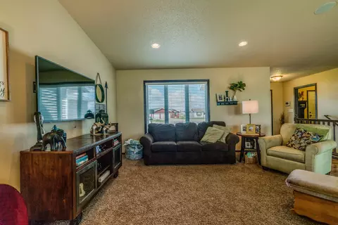 3225 Tyndale Cir, Bismarck, ND 58503 photo 11