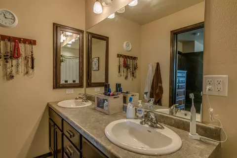 3225 Tyndale Cir, Bismarck, ND 58503 photo 26