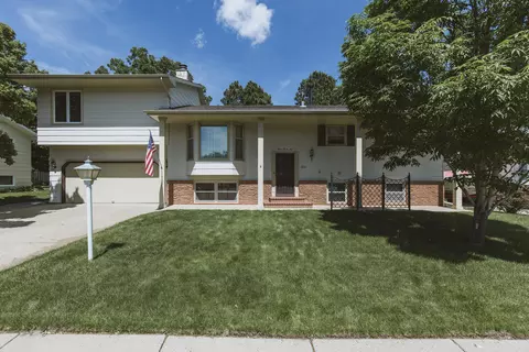 336 Telstar Dr, Bismarck, ND 58503 photo 1